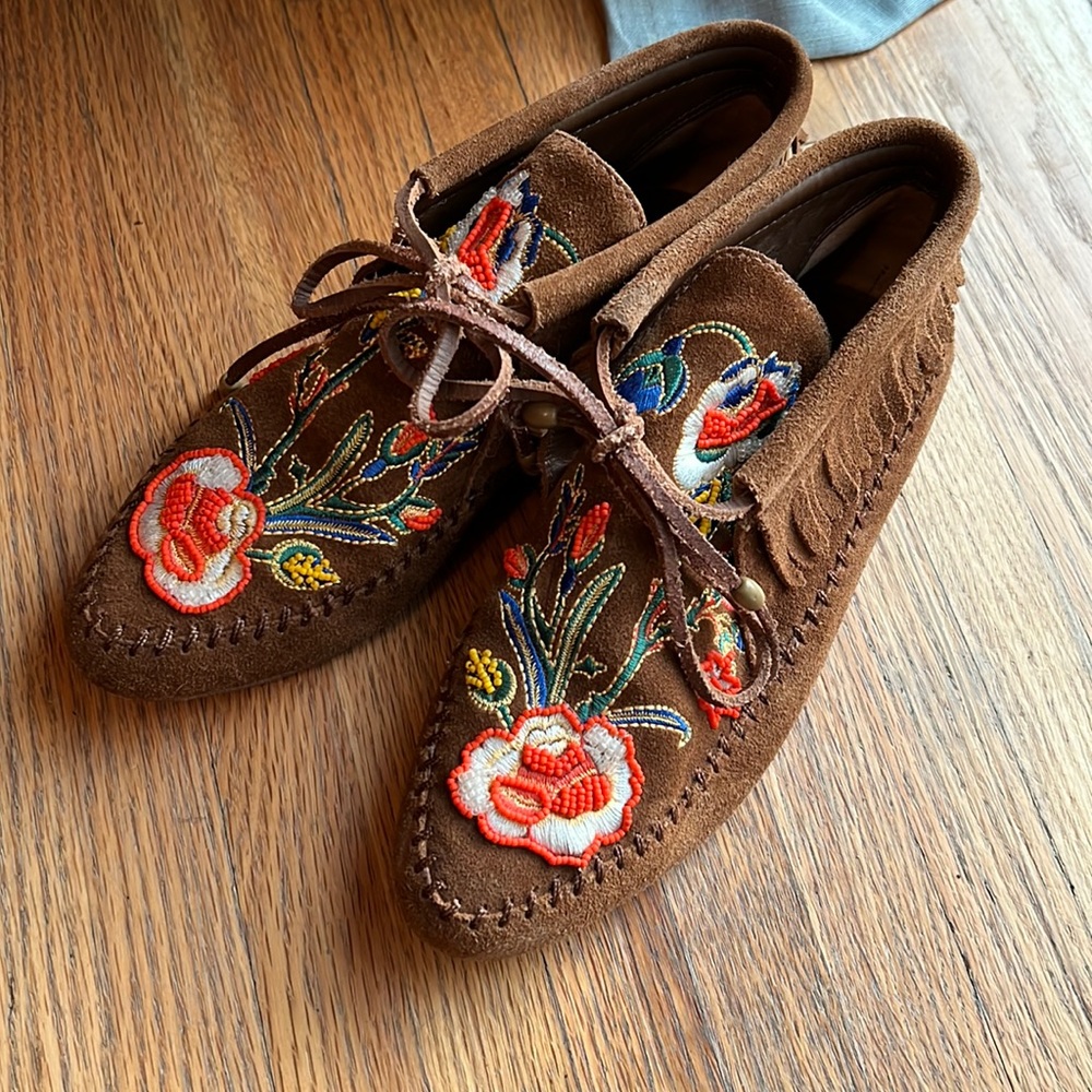 Gorgeous Tory Burch Huntington beaded embroidery suede leather tie fringe shoes